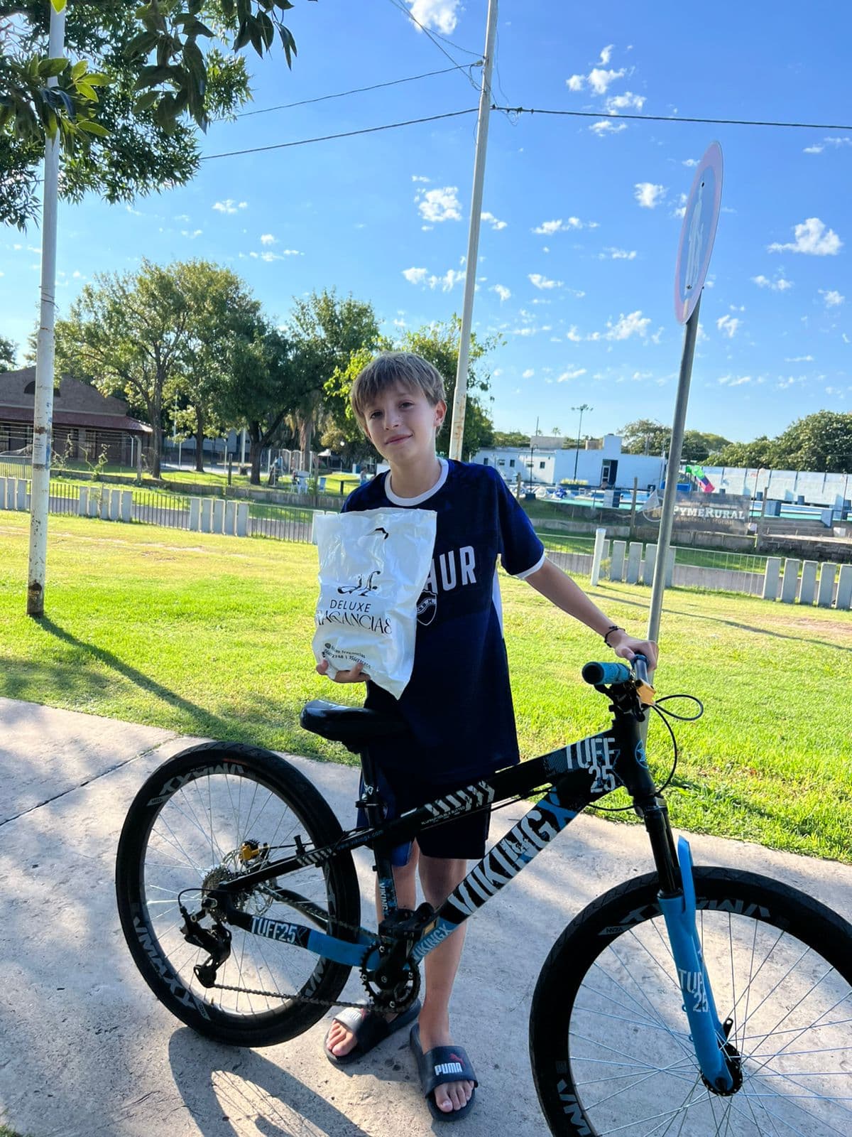 Niño ganador con su bici Vikings