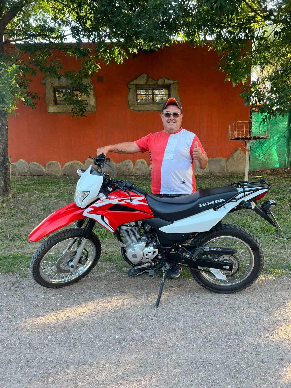 Ganador con su Honda XR — entrega oficial